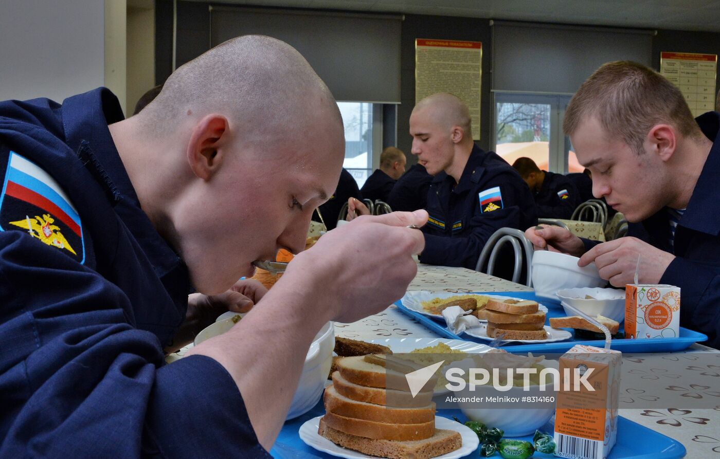 Conscripts have dinner at a military commissariat in Moscow, Russia. Location: Russia, Moscow. Author: Alexander Melnikov/Sputnik. Russia Defence Conscription