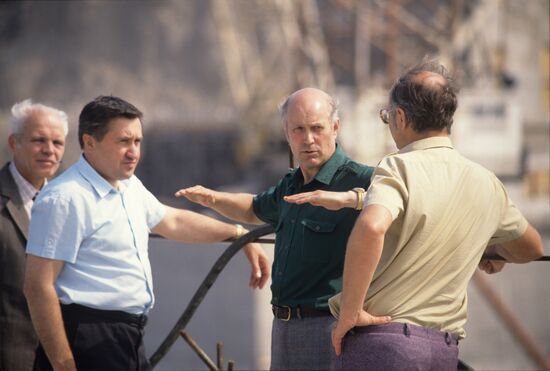 Constructing Leningrad dam
