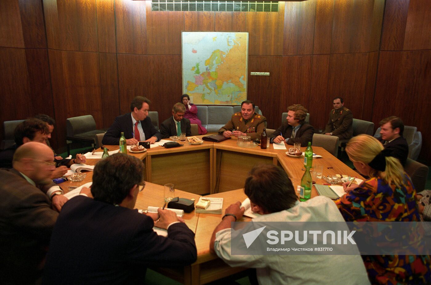 Army General Vladimir Lobov meets with Dutch journalists