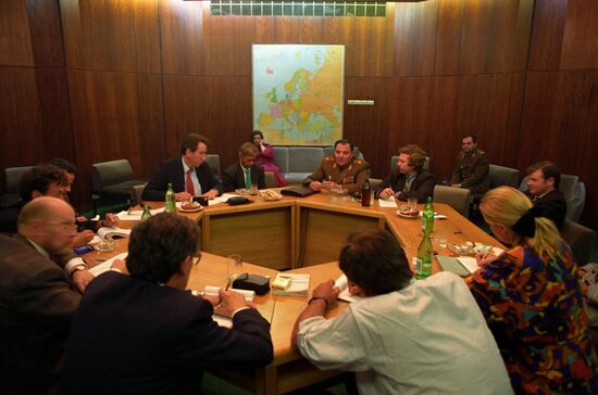 Army General Vladimir Lobov meets with Dutch journalists