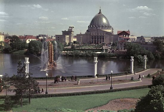 Golden Ear Fountain at USSR VDNKh