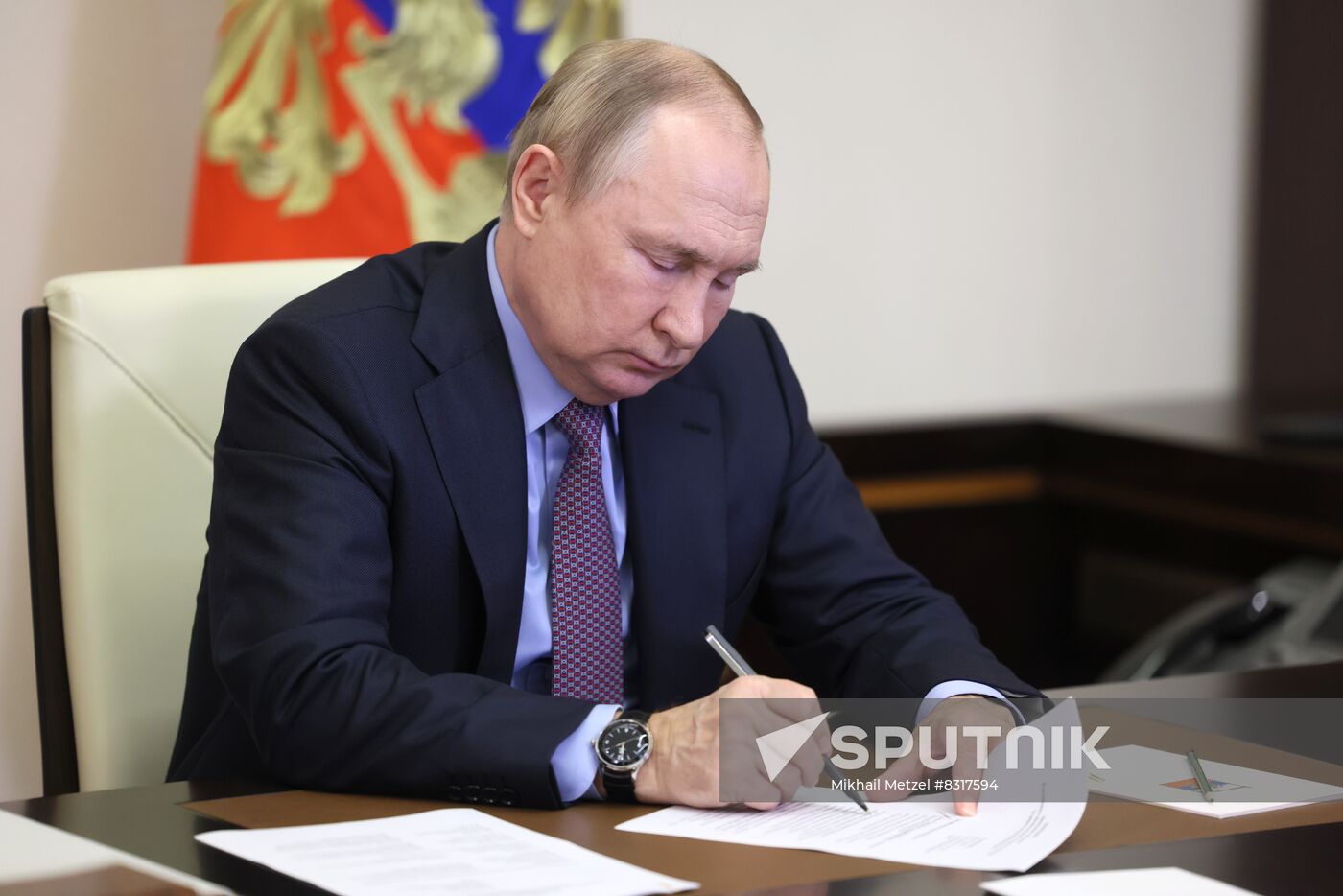 Russian President Vladimir Putin chairs a meeting with participants the Pobeda (Victory) Organising Committee via a video conference at the Novo-Ogaryovo state residence, outside Moscow, Russia. Location: Russia, Moscow region, Novo-Ogaryovo. Author: Mikhail Metzel/Sputnik. Russia Putin