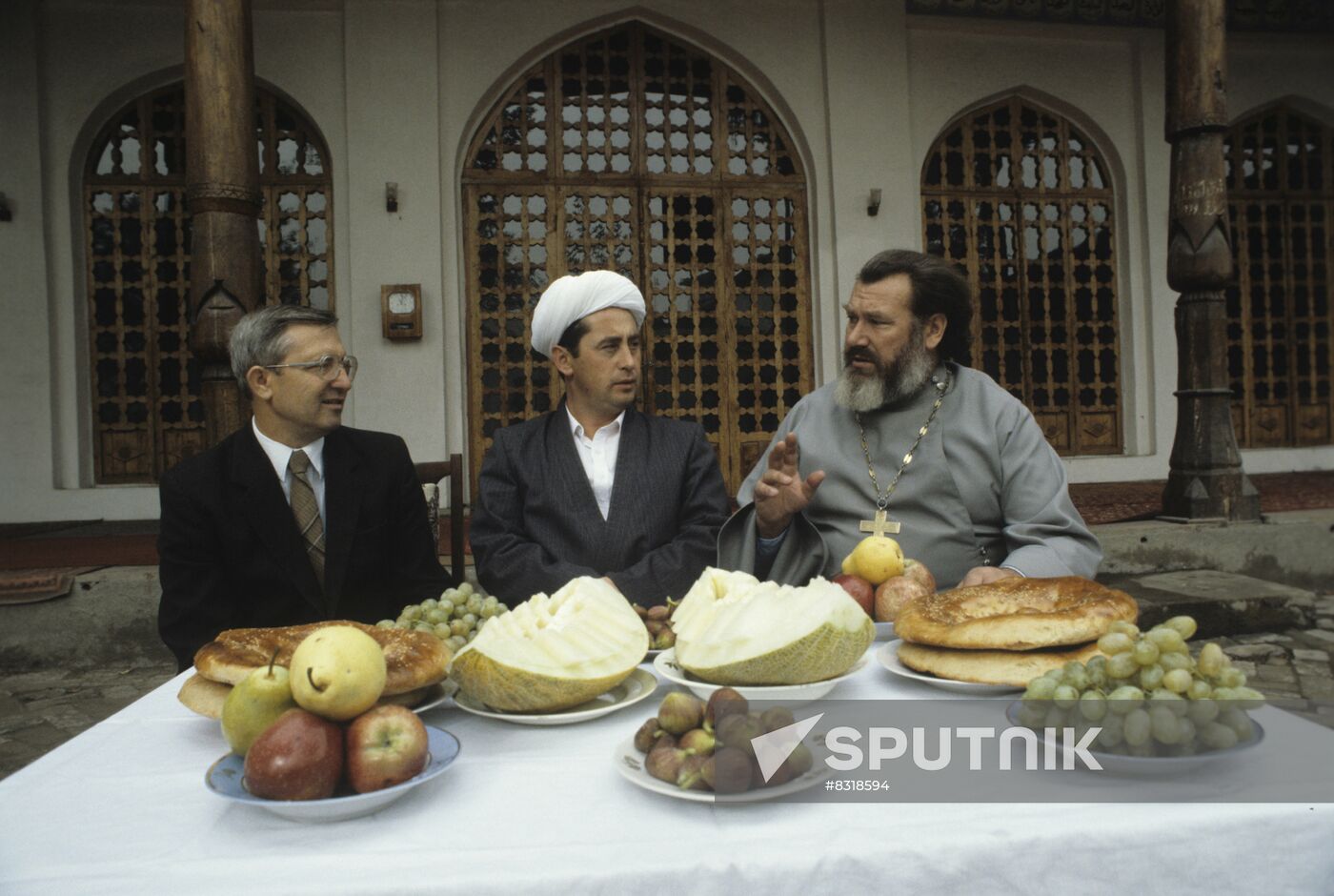 Representatives of Soviet officials and spiritual leaders meet in Dushanbe