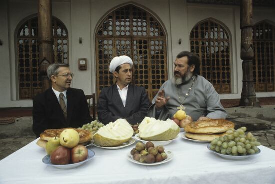 Representatives of Soviet officials and spiritual leaders meet in Dushanbe