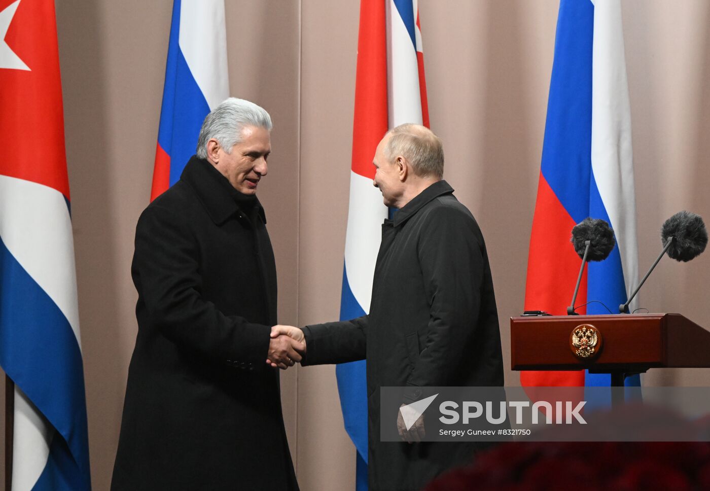 Cuban President Miguel Diaz-Canel and Russian President Vladimir Putin shake hands during an unveiling ceremony of a monument to late Cuban leader Fidel Castro in Moscow, Russia. Location: Russia, Moscow. Author: Sergey Guneev/Sputnik. Russia Cuba Monument Unveiling