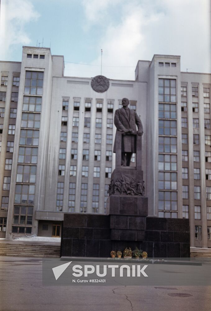 Monument to Vladimir Lenin in Minsk