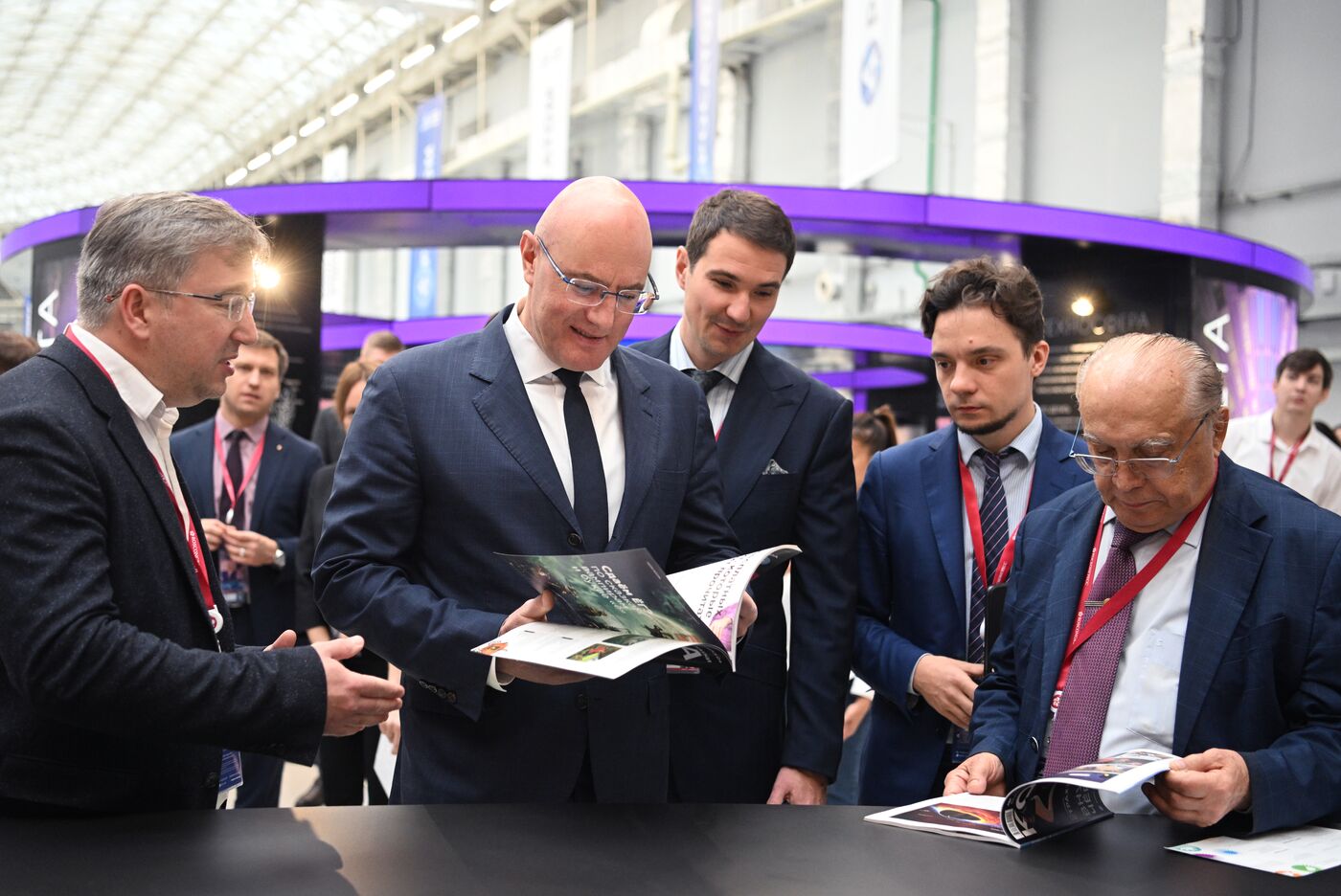 Deputy Prime Minister Dmitry Chernyshenko inspects exhibition held as part of 2nd Congress of Young Scientists