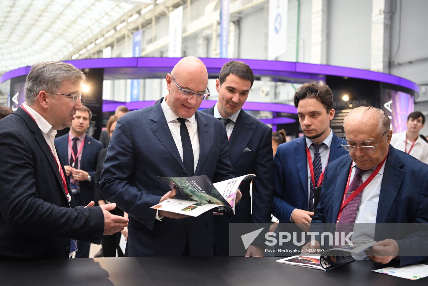 Deputy Prime Minister Dmitry Chernyshenko inspects exhibition held as part of 2nd Congress of Young Scientists