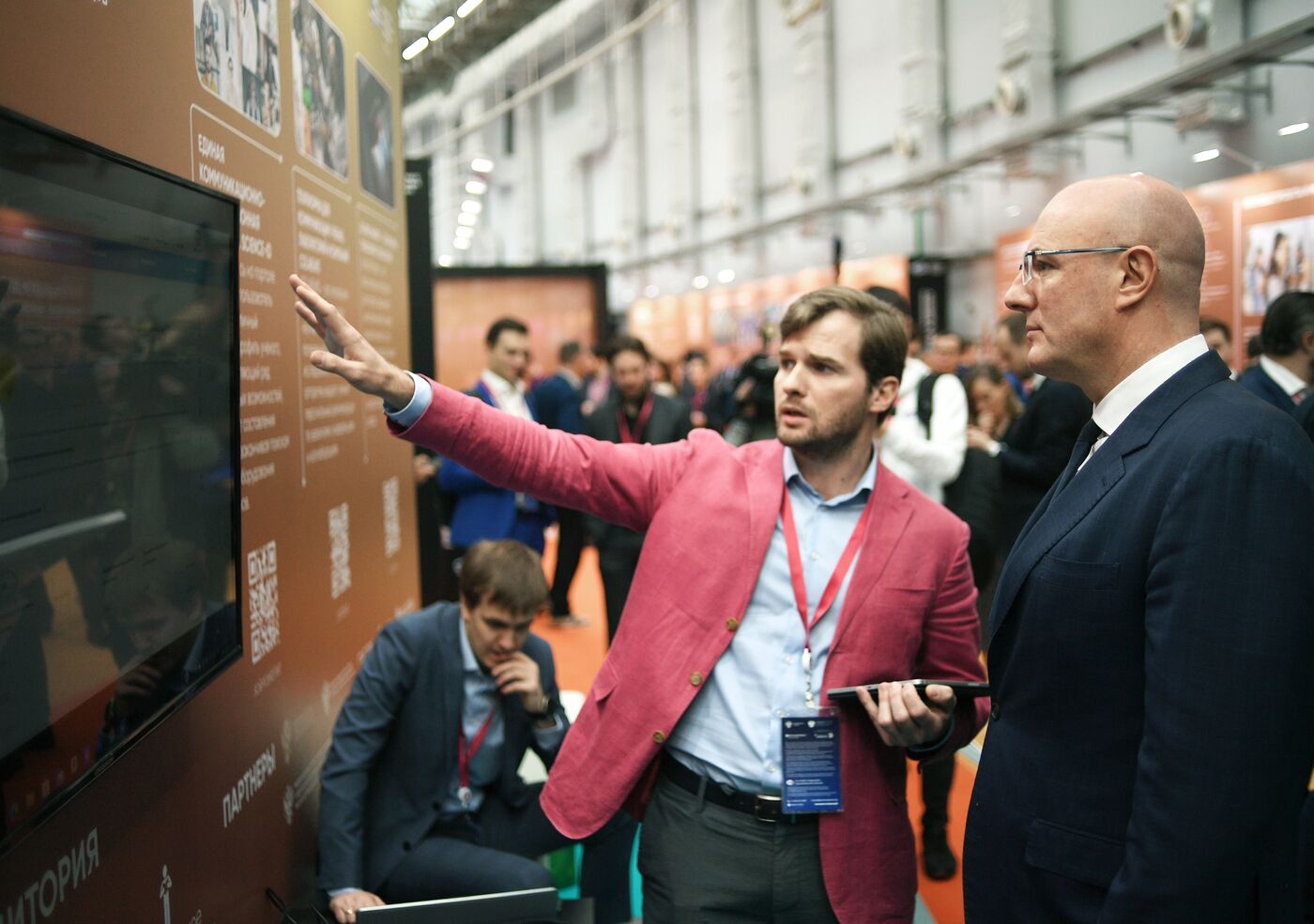 Deputy Prime Minister Dmitry Chernyshenko inspects exhibition held as part of 2nd Congress of Young Scientists