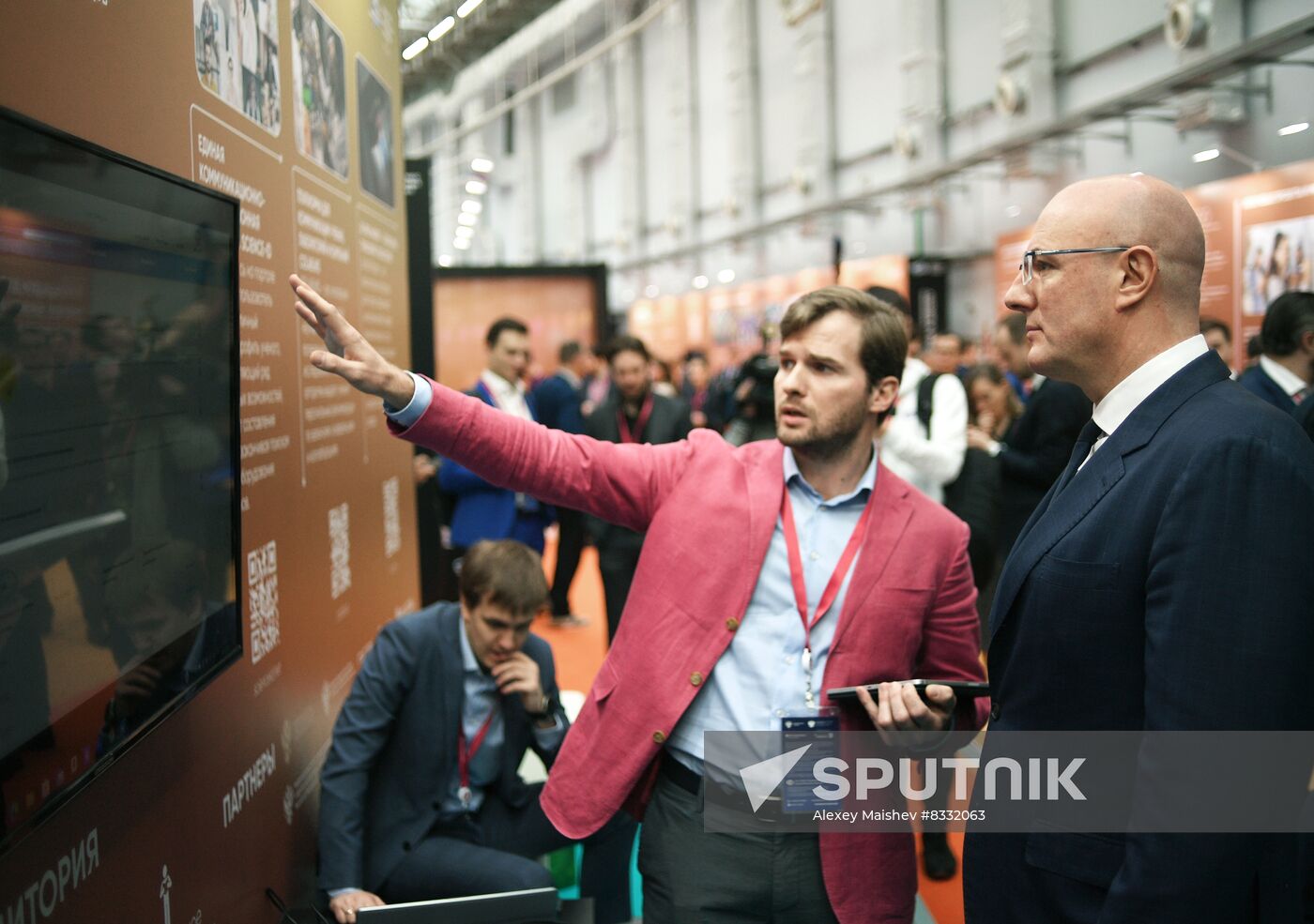 Deputy Prime Minister Dmitry Chernyshenko inspects exhibition held as part of 2nd Congress of Young Scientists