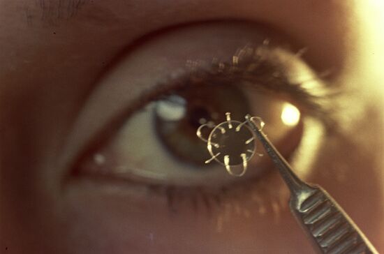 Artificial intraocular lens