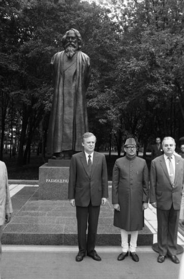 Prime Minister of India Shri Vishawath Pratap Singh in USSR