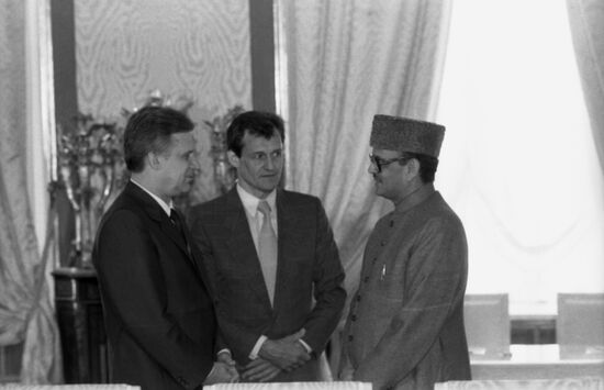 Prime Minister of India Vishwanath Pratap Singh visits USSR