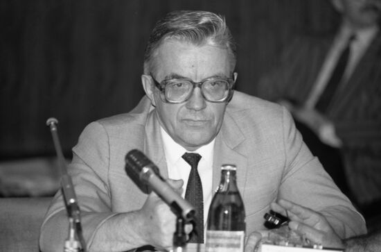 Roundtable discussion Soviet Experts on Persian Gulf Crisis