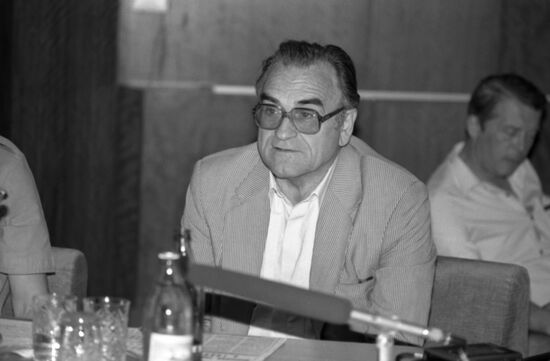 Roundtable discussion Soviet Experts on Persian Gulf Crisis