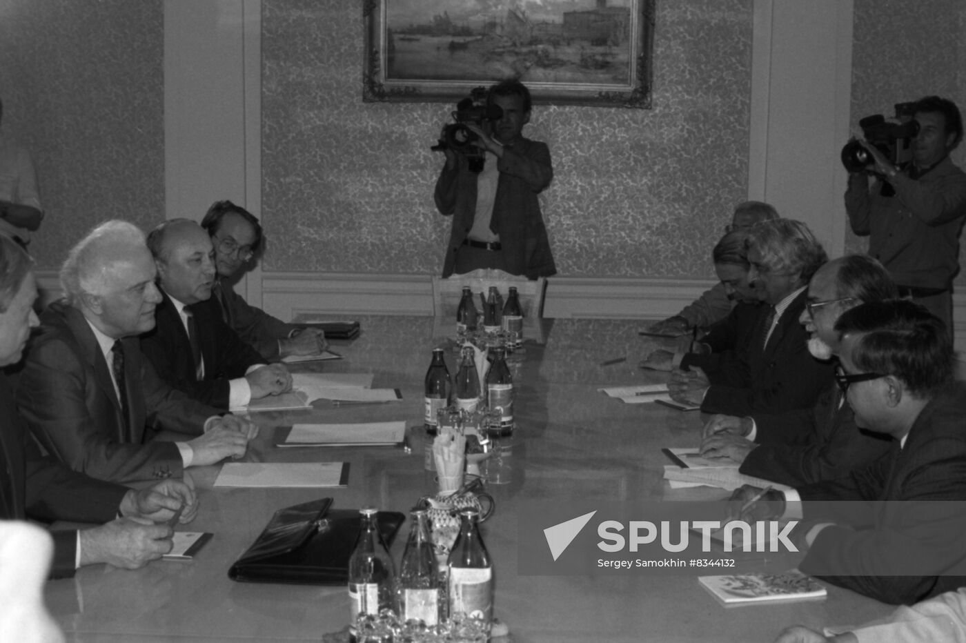 Soviet and Indian Foreign Ministers Eduard Shevardnadze and Inder Kumar Gujral