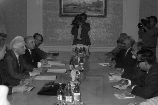 Soviet and Indian Foreign Ministers Eduard Shevardnadze and Inder Kumar Gujral
