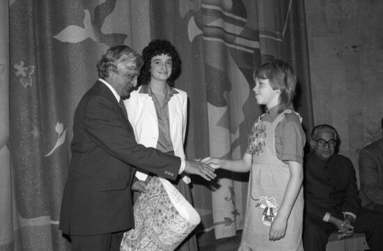 Winner of drawing competition for USSR and India post stamp