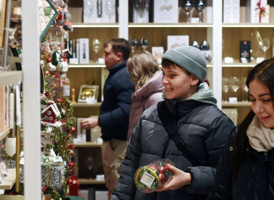 Russia New Year Season Retail