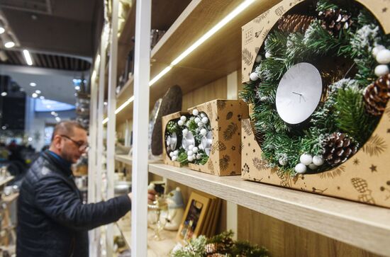 Russia New Year Season Retail