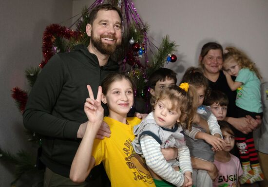 Russia DPR New Year Season Charity