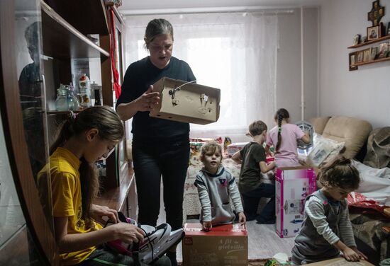 Russia DPR New Year Season Charity