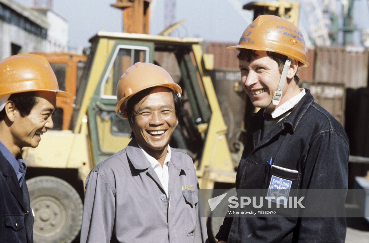 Port workers from Socialist Republic of Vietnam visit Vladivostok