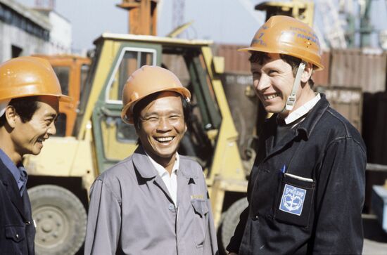 Port workers from Socialist Republic of Vietnam visit Vladivostok