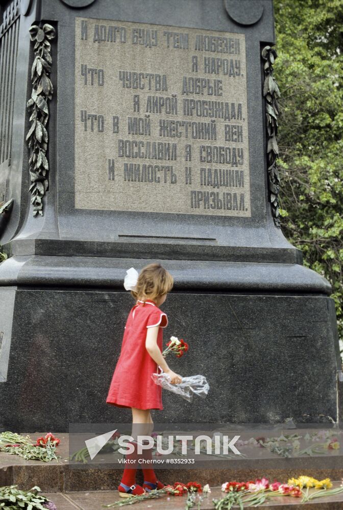 Laying flowers at Alexander Pushkin Monument in Moscow