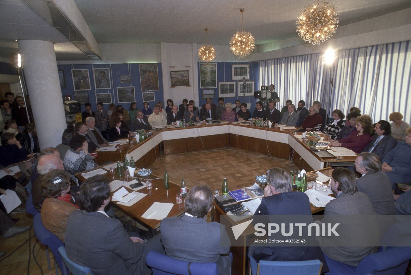 Roundtable meeting at Komsomolskaya Pravda editorial office