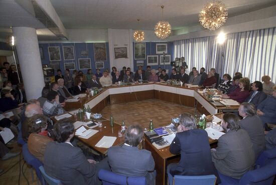 Roundtable meeting at Komsomolskaya Pravda editorial office