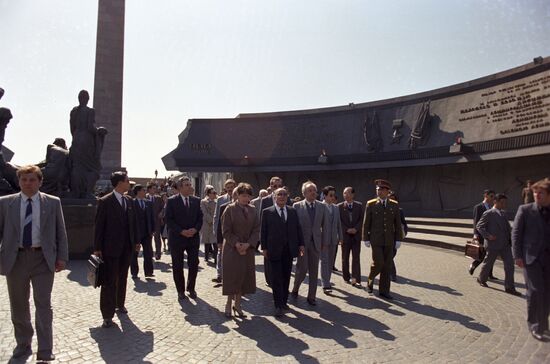 Chinese President Yang Shangkun visits Leningrad