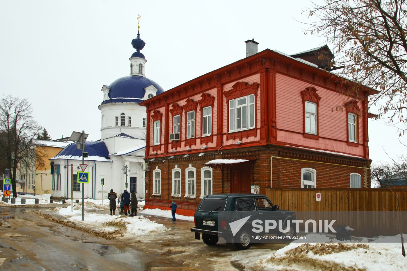Old home with memorial plaque in Zaraisk