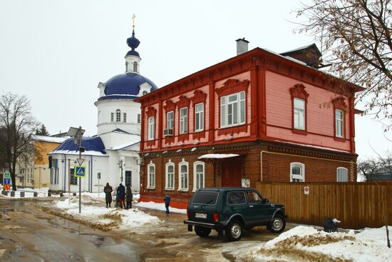 Old home with memorial plaque in Zaraisk
