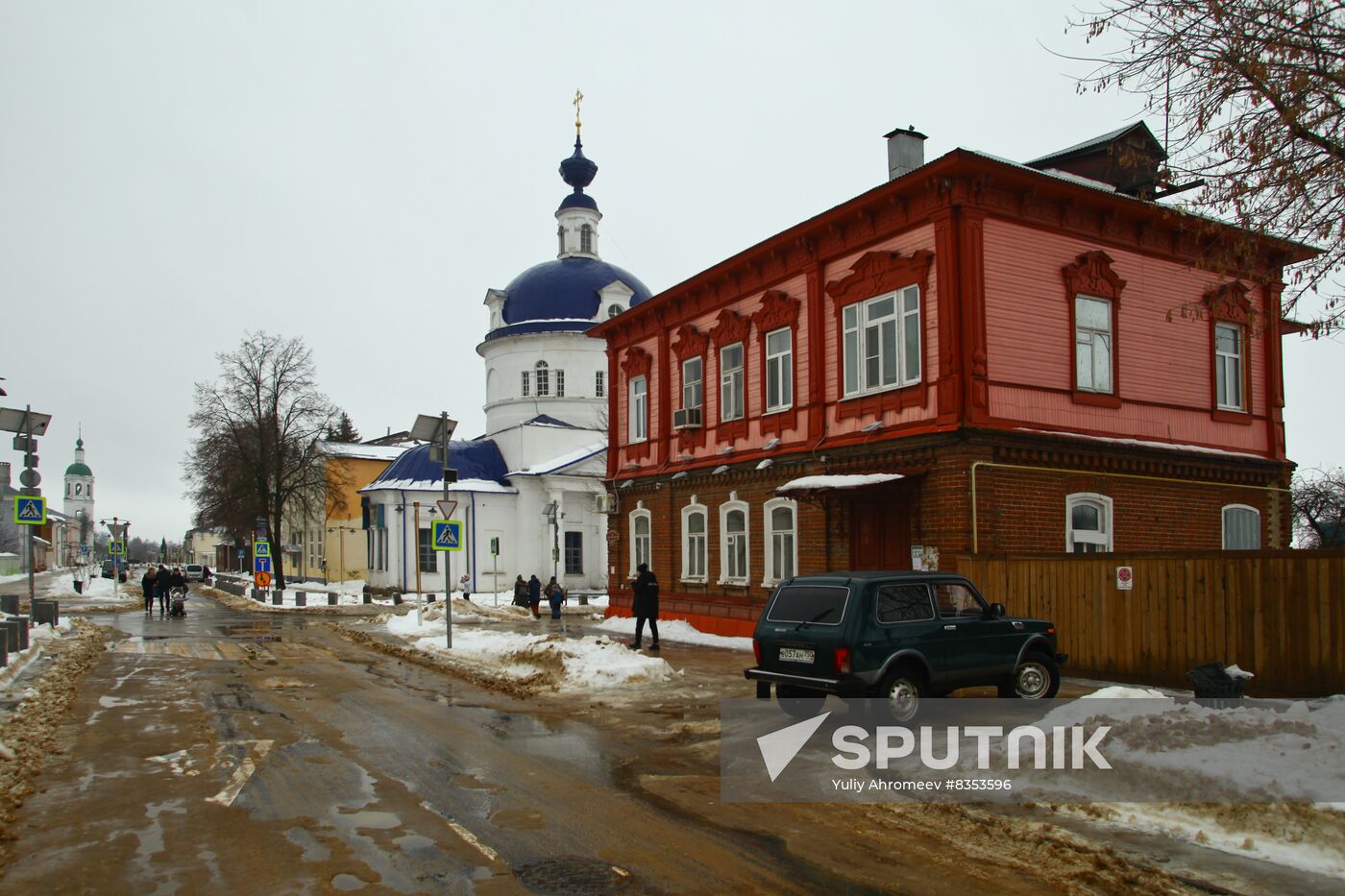 Old building with memorial plaque in Zaraisk