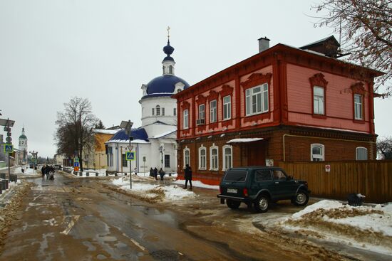 Old building with memorial plaque in Zaraisk