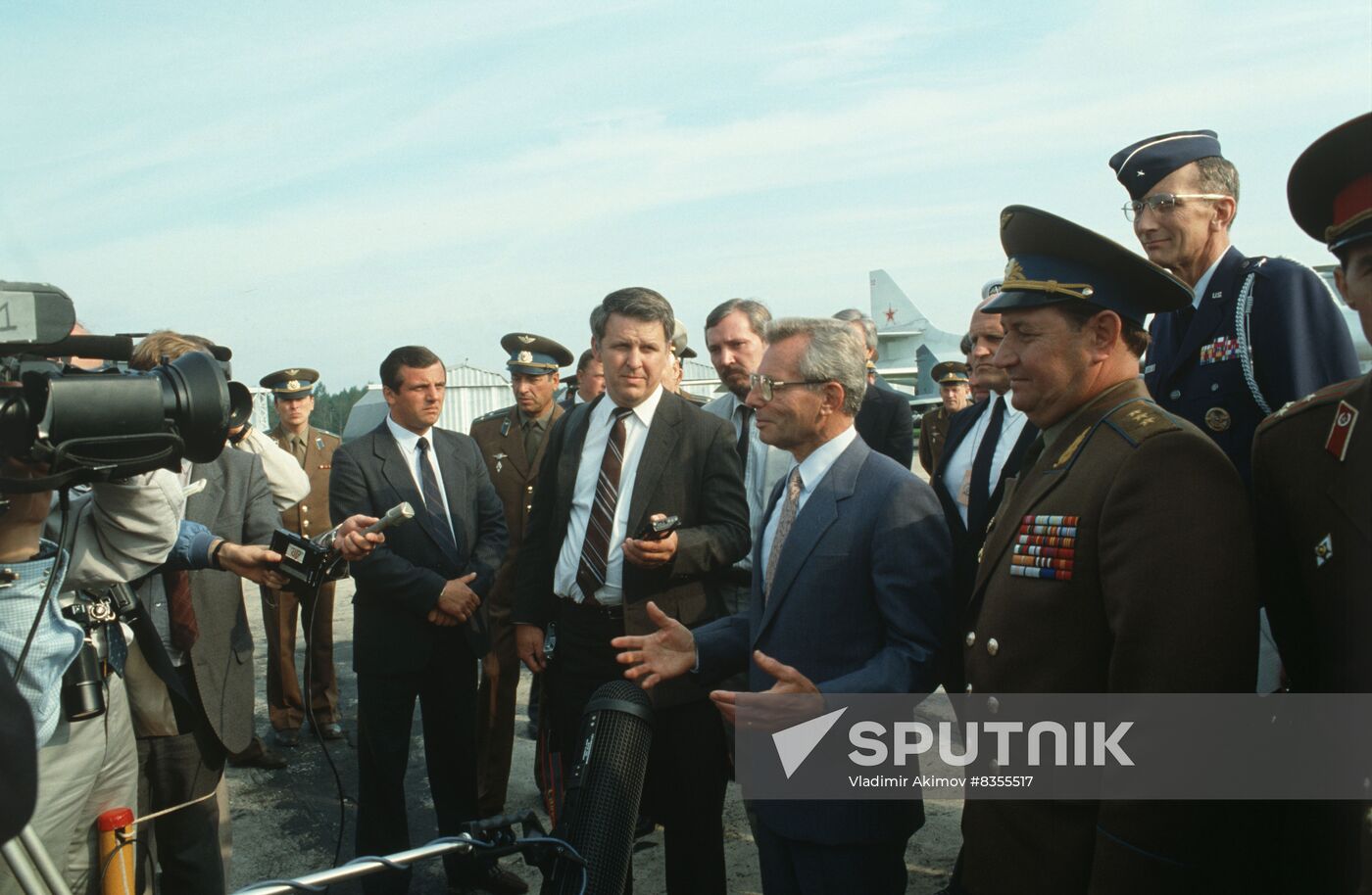 US Secretary of Defense Frank Carlucci visits USSR