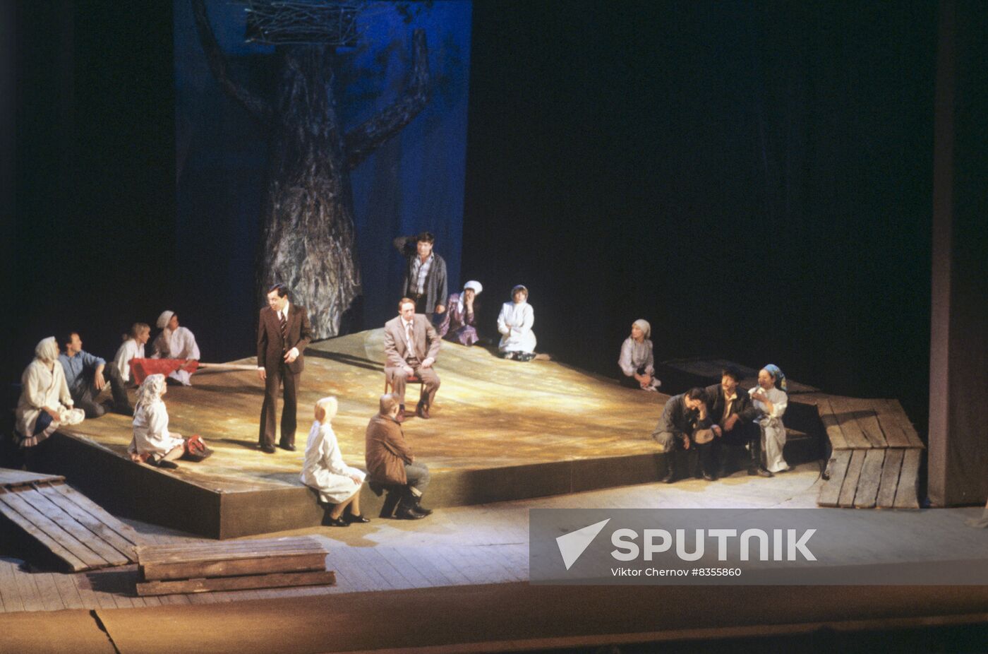 Scene from the play "Own own land, brothers"