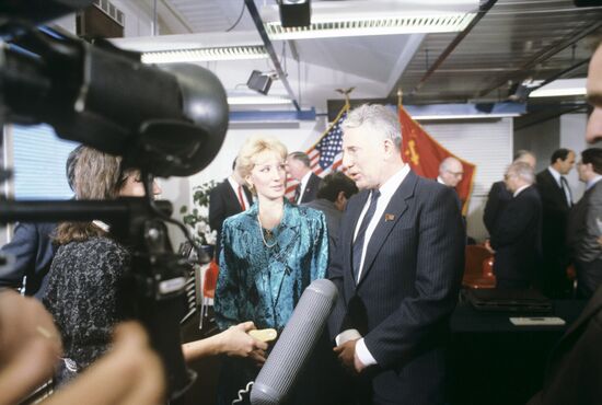 Signing agreement on establishing Soviet-US joint venture PRIS