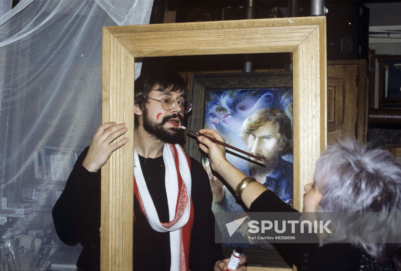 Artists Vladimir Petrov-Gladky and Tamara Glytnyova at home