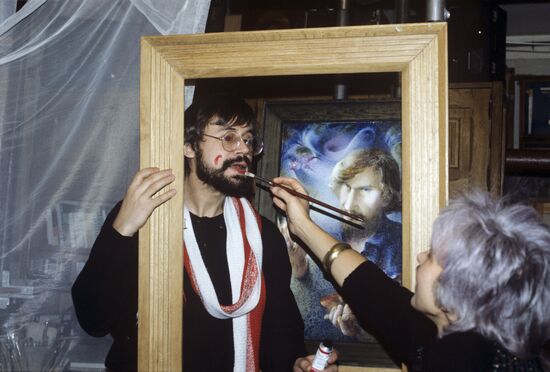 Artists Vladimir Petrov-Gladky and Tamara Glytnyova at home