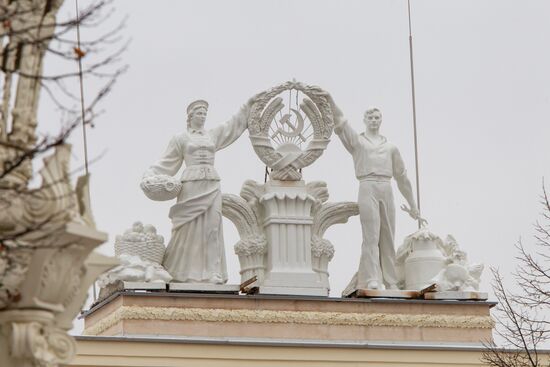 Returning figures of Collective Farmer and Collective Farm Woman to roof of Chemistry Pavilion at VDNKh