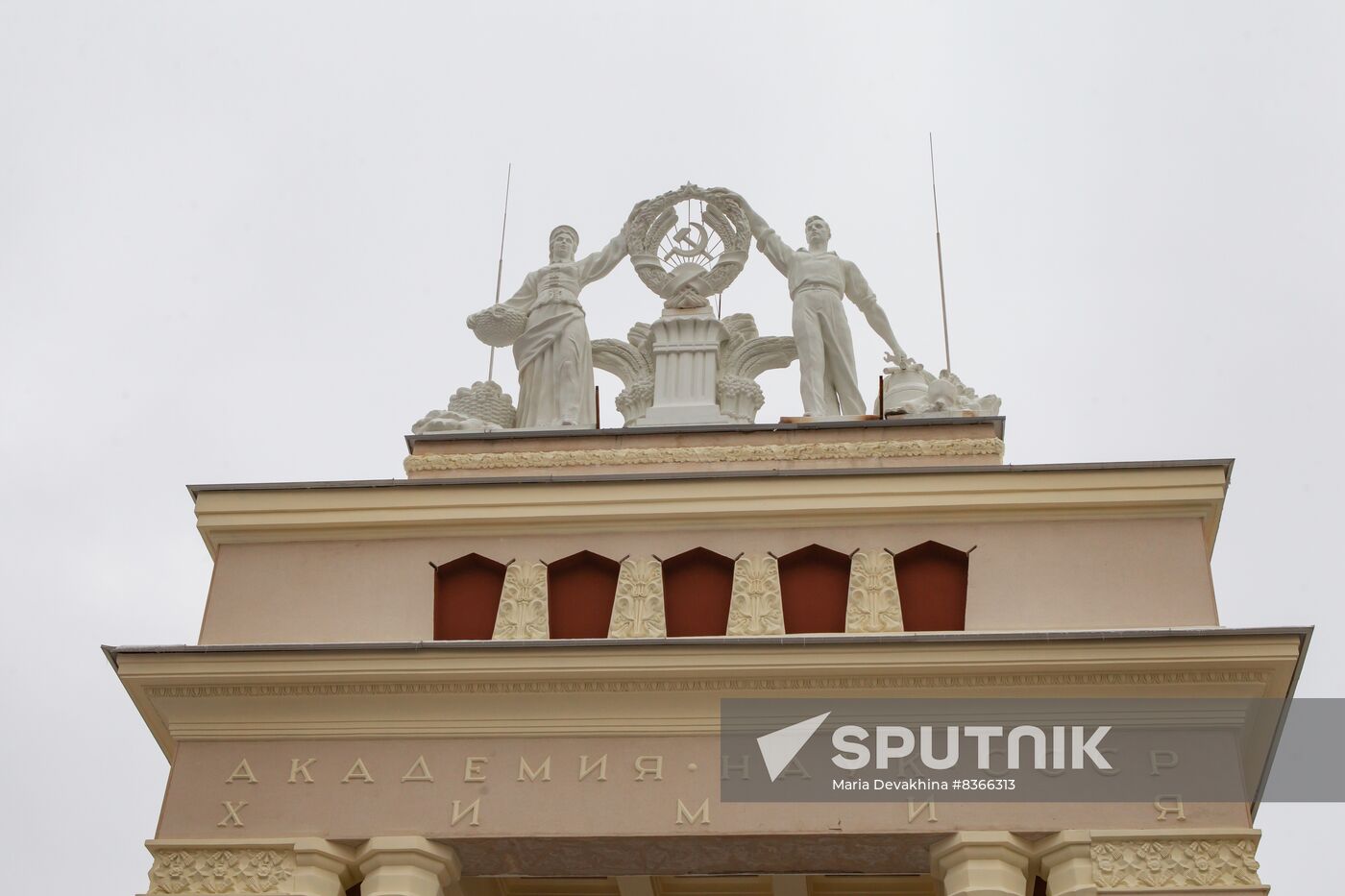Returning figures of Collective Farmer and Collective Farm Woman to roof of Chemistry Pavilion at VDNKh