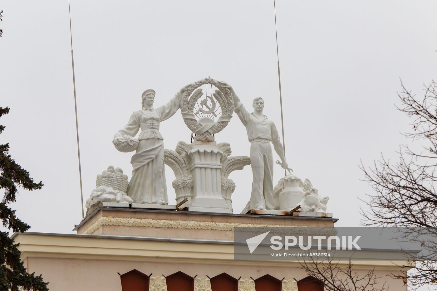 Returning figures of Collective Farmer and Collective Farm Woman to roof of Chemistry Pavilion at VDNKh