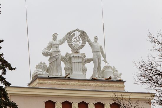 Returning figures of Collective Farmer and Collective Farm Woman to roof of Chemistry Pavilion at VDNKh