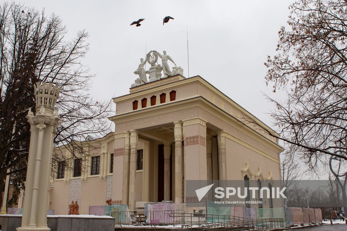 Returning figures of Collective Farmer and Collective Farm Woman to roof of Chemistry Pavilion at VDNKh