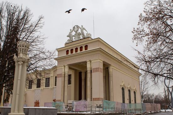 Returning figures of Collective Farmer and Collective Farm Woman to roof of Chemistry Pavilion at VDNKh