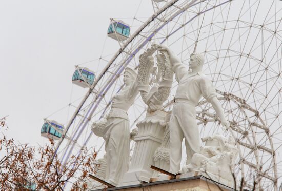 Returning figures of Collective Farmer and Collective Farm Woman to roof of Chemistry Pavilion at VDNKh
