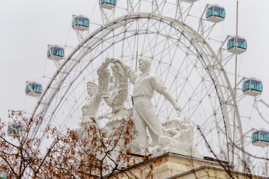 Returning figures of Collective Farmer and Collective Farm Woman to roof of Chemistry Pavilion at VDNKh