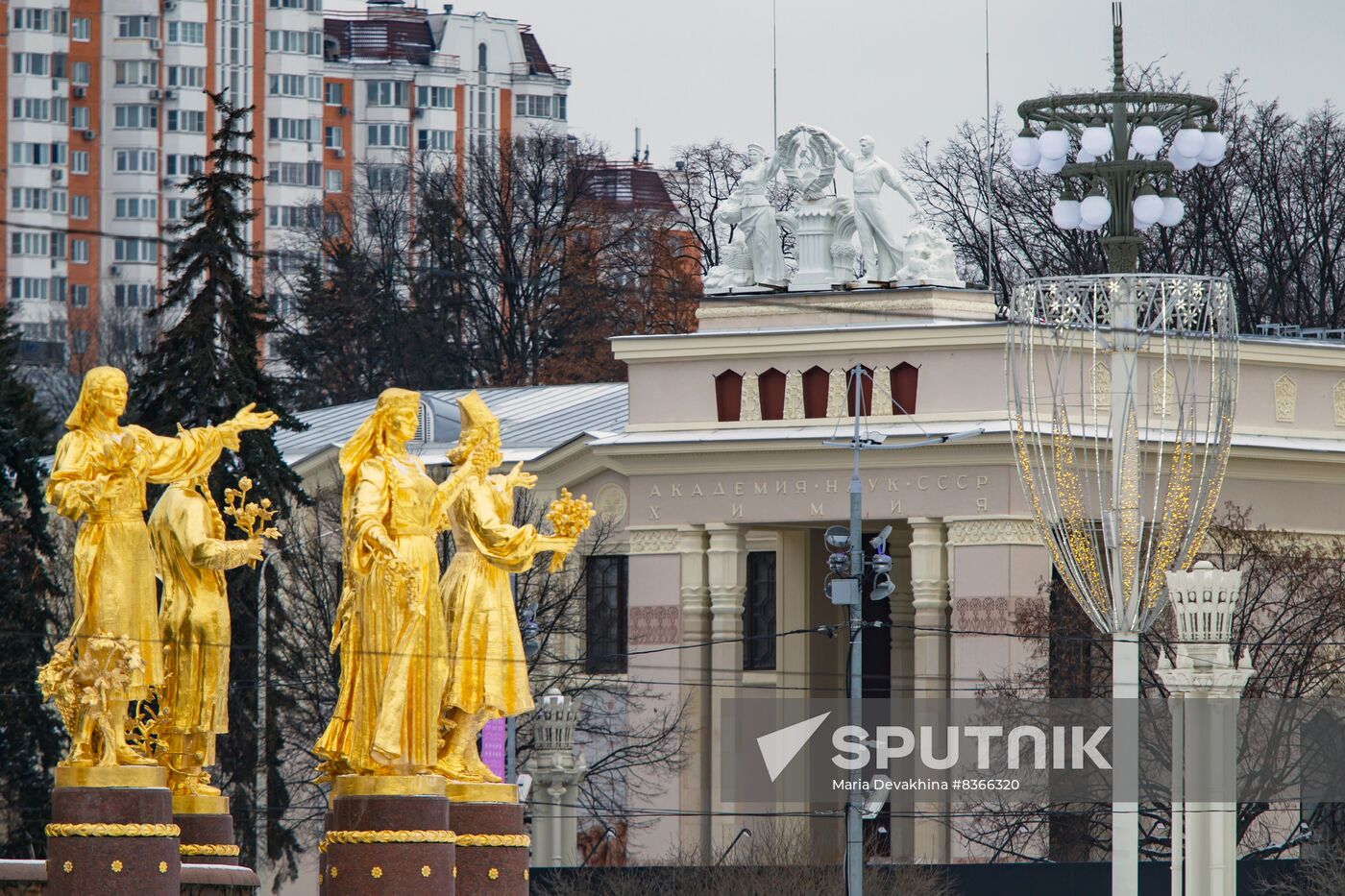 Returning figures of Collective Farmer and Collective Farm Woman to roof of Chemistry Pavilion at VDNKh